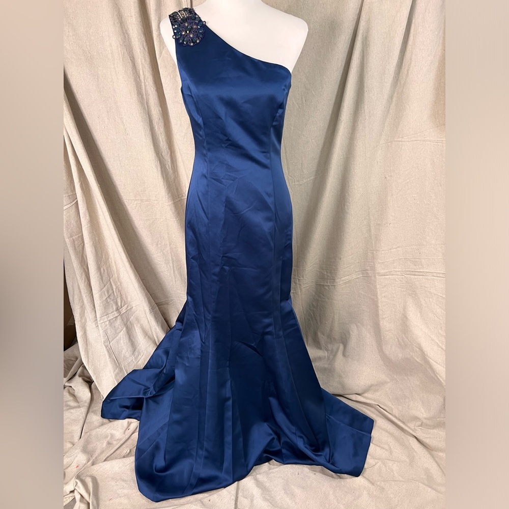 NWT Badgley Mischka Size 4 Navy Blue One Beaded Shoulder Gown